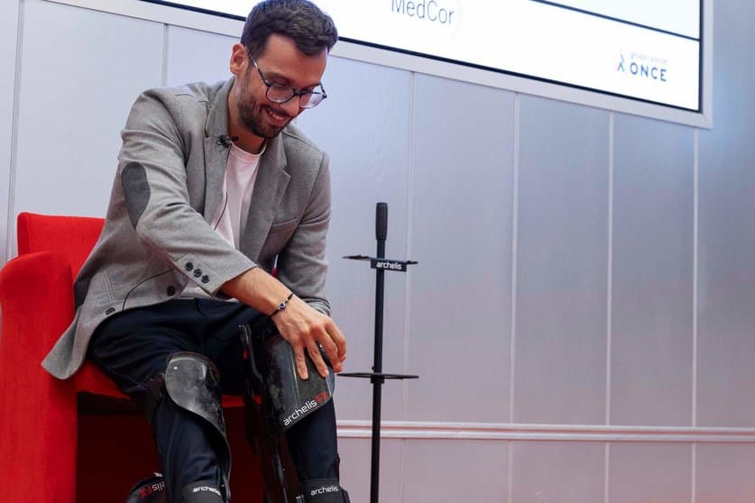 Donan a Fundación ONCE un exoesqueleto creado para trabajar de pie